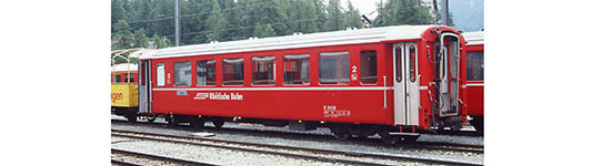 074-9556132 - 0m - Einheitswagen I AB 1542 rot mit Logo, RhB, Ep. IV
